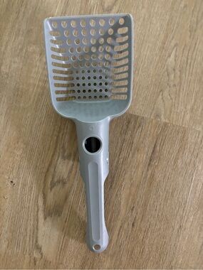 Plastic Slotted Litter Scoop in Light Gray